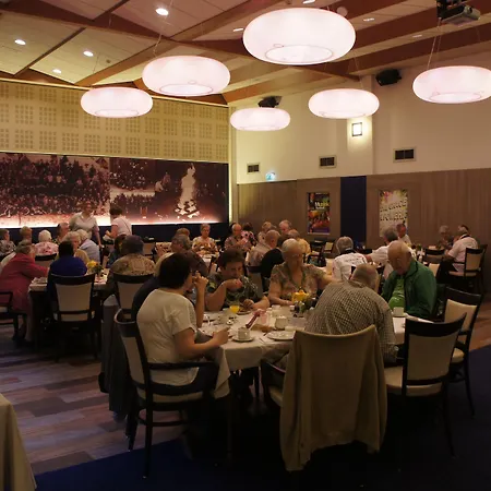 50|50 Belmont Отель Эде